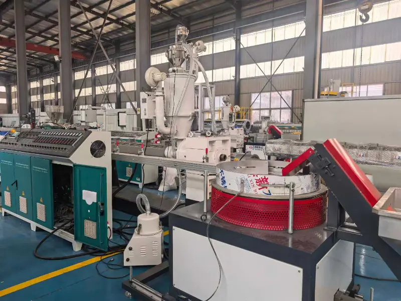 Máy ống tưới nhỏ giọt hình trụ hiện đang được lắp đặt và chuẩn bị thử nghiệm Máy ống tưới nhỏ giọt hình trụ hiện đang được lắp đặt và chuẩn bị thử nghiệm